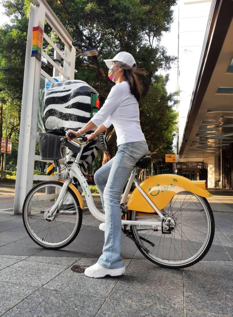 ▲▼陳美鳳騎自行車赴約，她稱戴口罩很悶，不知是否可摘下，網友回她現在騎車可不戴口罩。（圖／翻攝自陳美鳳臉書）