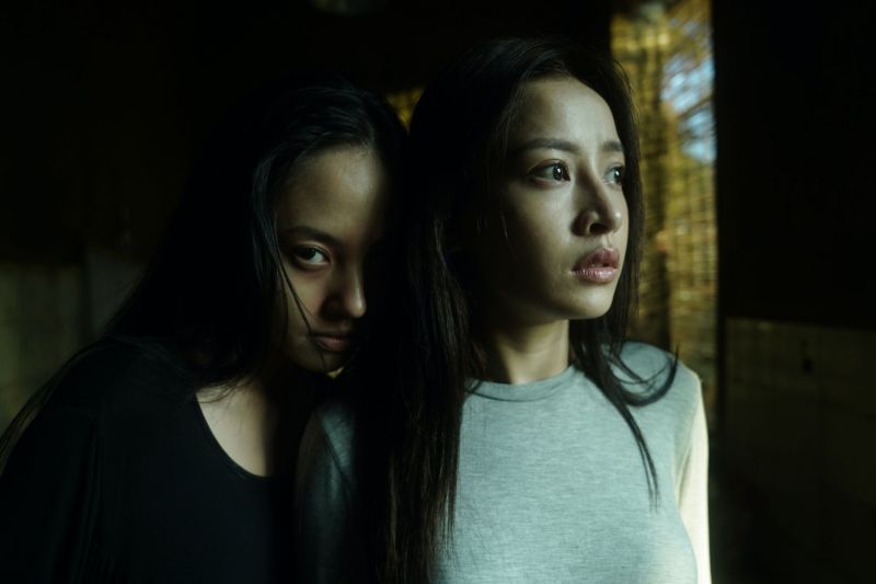 ▲新生代女星阮清薇（左）、芝芙在《替屍鬼2：詛咒再臨》展現驚艷演技。（圖／車庫娛樂提供）