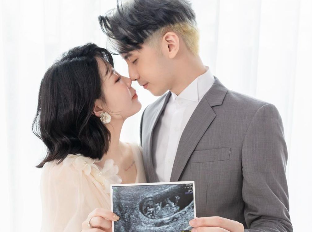 ▲27歲歌手田亞霍的大兒子才剛滿1歲，他今（20）日又再度宣布好消息，「我跟品妡升級當二寶爸媽了」。（圖／翻攝自田亞霍臉書）