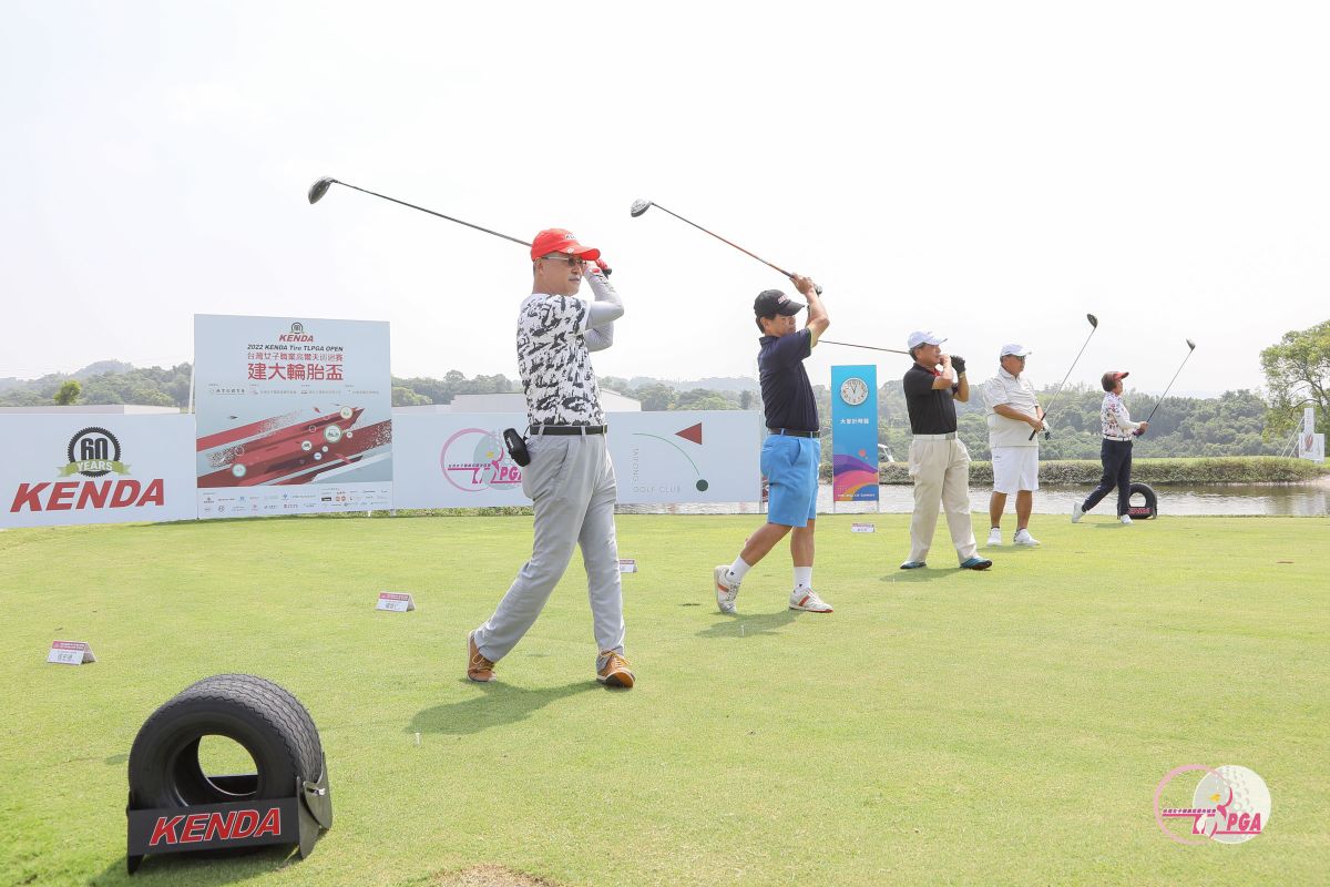▲配對賽開球儀式(左起)建大工業股份有限公司副董事長張宏德、建大工業股份有限公司董事長楊啟仁、建大工業股份有限公司總裁楊銀明、台豐高爾夫俱樂部董事長林伯實、TLPGA理事長劉依貞(TLPGA提供)