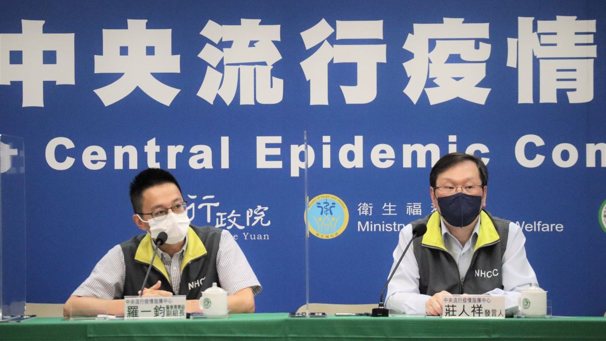 ▲國內COVID-19疫情未歇，又將進入秋冬流感季。指揮中心今天重申，有症狀的民眾可先使用COVID-19快篩自我檢測。（圖／指揮中心）