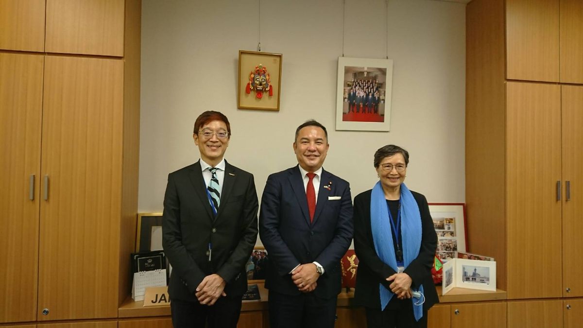 ▲交通部觀光局副局長林信任（左）、台灣觀光協會會長葉菊蘭（右）共同前往拜會鈴木英敬眾議員（中）。（圖／觀光局提供）