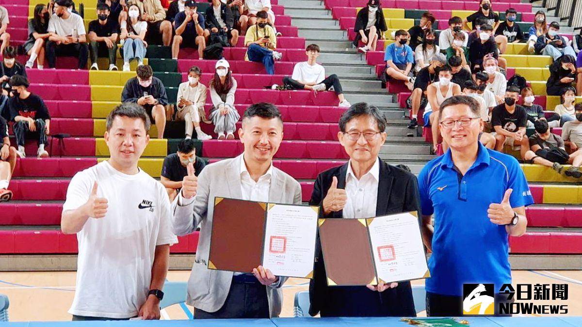 ▲樹德科大與韻智Curves簽署策略聯盟合作意向書，攜手培育女性健身運動指導員。（圖／記者陳美嘉攝，2022.09.20）