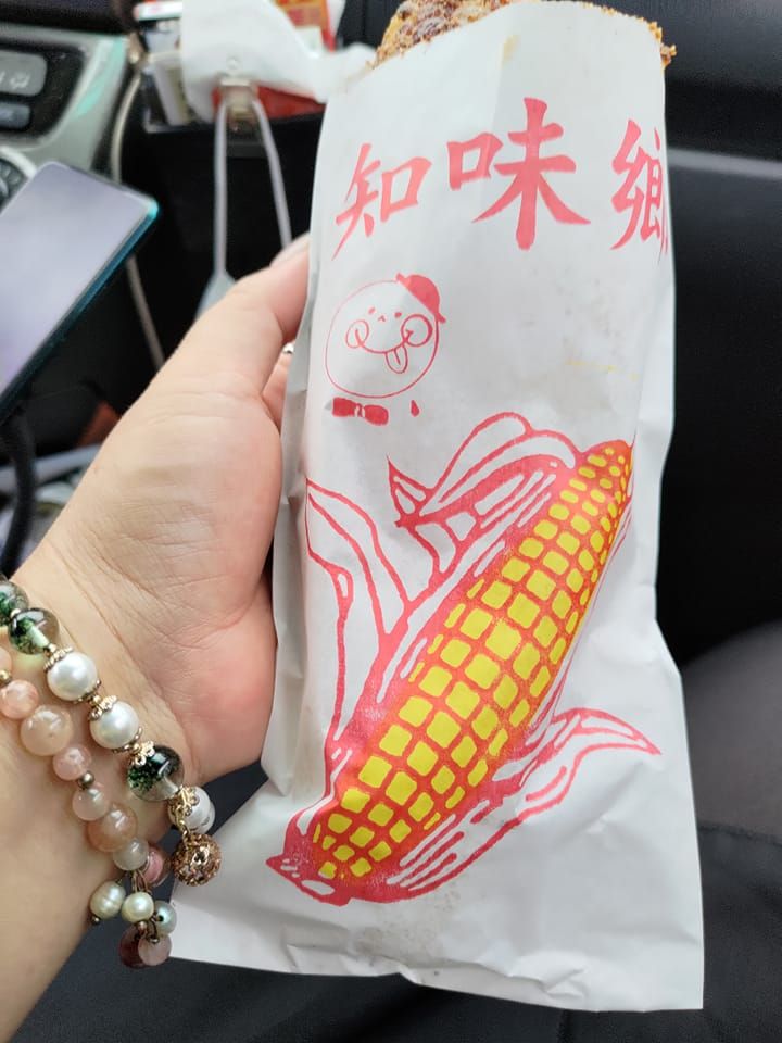 ▲原PO被烤玉米昂貴的價格驚呆了，嚇喊：「趕快吃一口壓壓驚！」 （圖／翻攝自爆廢2公社）