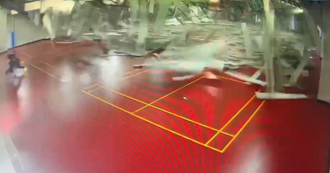 ▲桃園市八德國民運動中心的羽球場才剛修好開放民眾使用，隔天遇6.8強震一瞬間全毀，1市民因此受到輕傷。（圖／翻攝畫面）