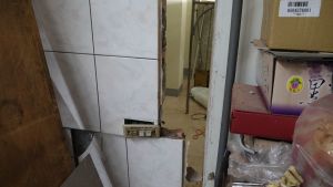 玉里受災戶內牆壁破裂,可以直接看到隔壁屋內。20220920。康仲誠攝 ▲玉里受災戶內牆壁破裂,可以直接看到隔壁屋內。20220920。康仲誠攝
