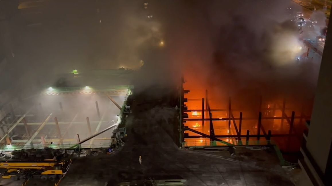 ▲台中市西屯區台灣大道一處工地，今（20）晚6點多驚傳火警，現在黑煙直竄天際，遠在幾公里外都能看見。（圖／翻攝畫面）