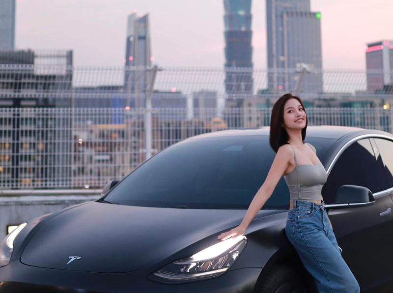 北一女神首公開愛車!合影「超帥特斯拉」:24歲買給自己