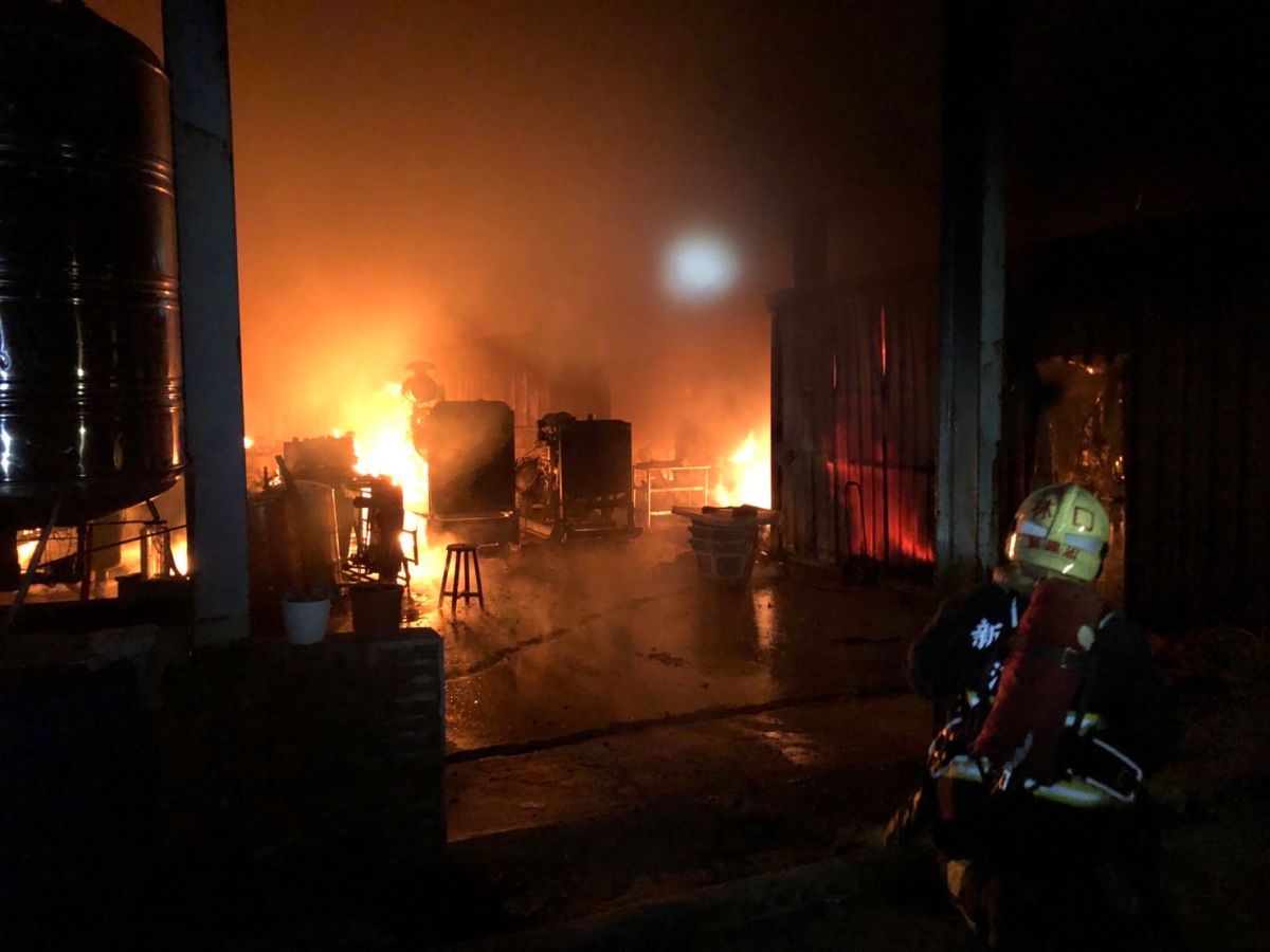 ▲新北市林口寶斗厝坑一處獨棟廢棄工廠，今（20）日晚間8時許傳出火警，現場冒出熊熊火舌，黑煙直竄天際。（圖／翻攝畫面）