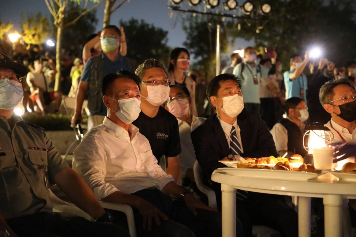 ▲今晚在嘉義縣故宮南院的國慶焰火試放，國慶籌備委員會秘書長陳宗彥(右二)與縣長翁章梁(左二)一同到場欣賞（圖／嘉義縣政府提供）