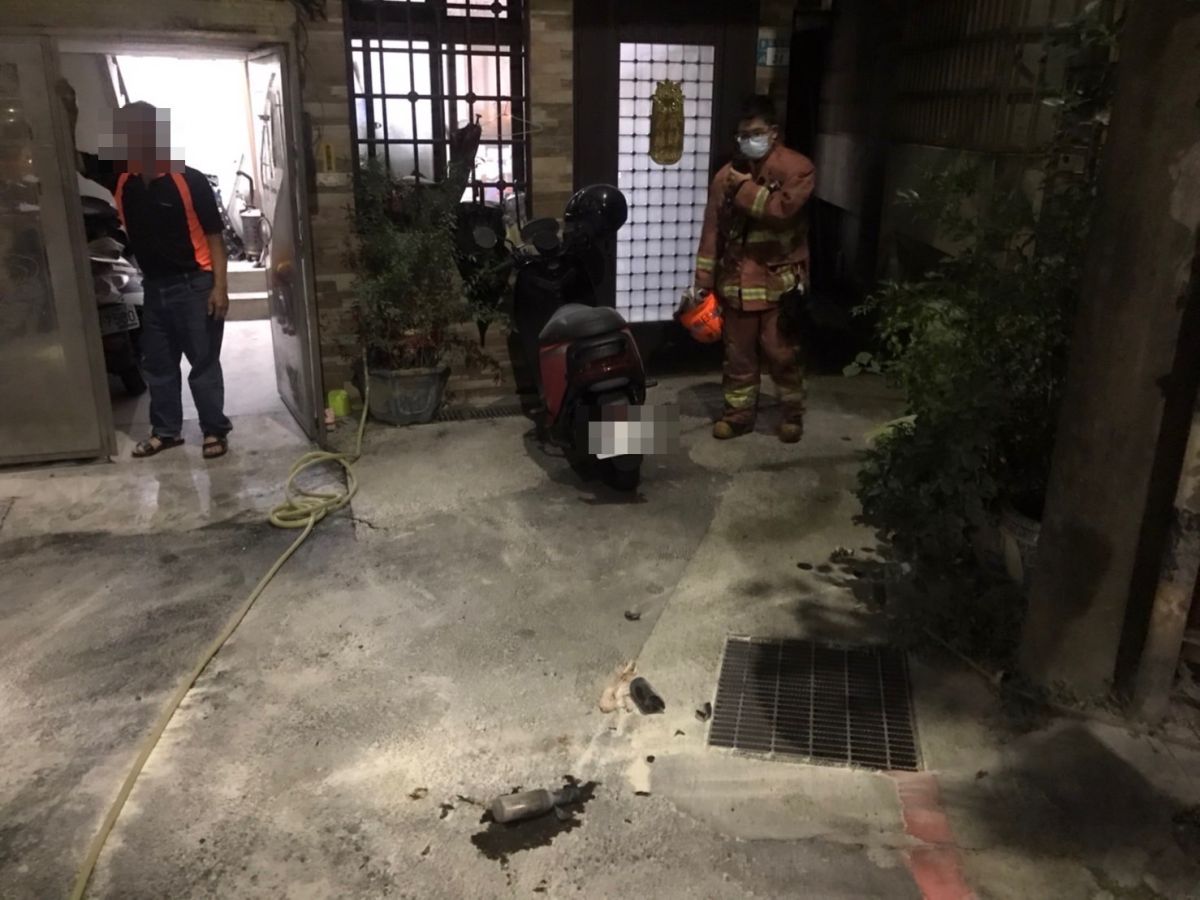 ▲新北汐止巷弄驚傳2聲巨響！現場見5個汽油彈，1輛機車輪胎受損（圖／翻攝畫面）