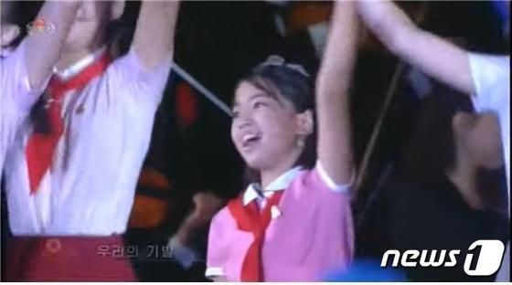 ▲北韓官媒頻頻給粉衣女孩特寫，引發外界注意。（ 圖／翻攝自《NEWS 1》）