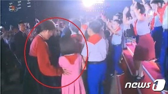 ▲北韓第一夫人李雪主在表演過後，疑似特別關愛神秘女孩。（ 圖／翻攝自《NEWS 1》）