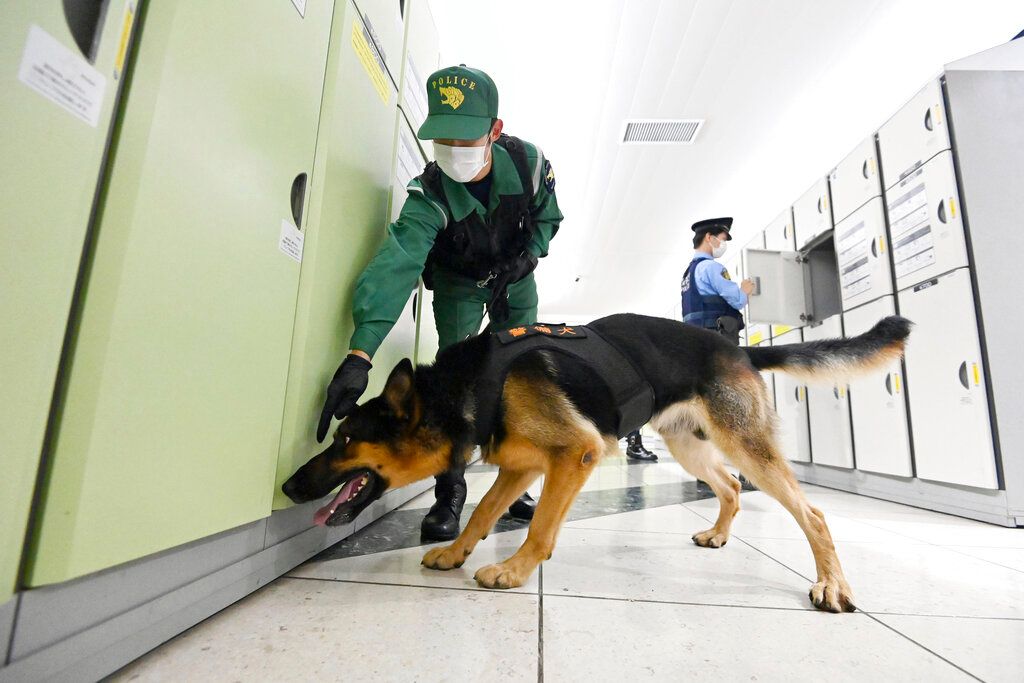 ▲日本前首相安倍晉三「國葬」進入倒數階段，日警為求維安滴水不漏，已在重要車站、機場及交通要道部署警力。（圖／美聯社／達志影像）