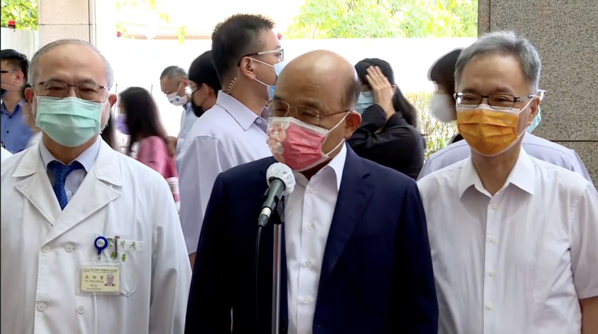 ▲蘇貞昌今日上午赴台大醫院施打第4劑疫苗。（圖／翻攝自行政院共訊直播）