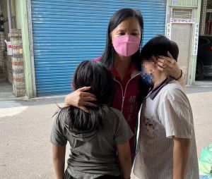 ▲彰化一對就讀小五、小六的兄妹與父親相依為命,父親病逝後生活陷入困境,沒錢繳學費、洗澡都成問題,處境相當可憐。(圖/翻攝議員賴清美臉書) ▲彰化一對就讀小五、小六的兄妹與父親相依為命,父親病逝後生活陷入困境,沒錢繳學費、洗澡都成問題,處境相當可憐。(圖/翻攝議員賴清美臉書)