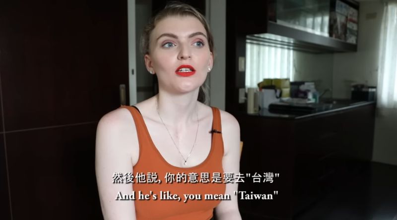 ▲一位英國美女接受訪問，提到原本是受迫於父親要求才來台灣，但沒想到來幾週後心境有了大轉變。（圖／翻攝YouTube不要鬧工作室）