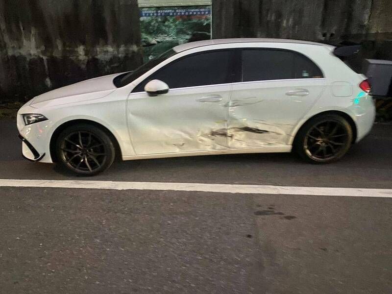 ▲郭男發生碰撞後，連人帶車高速暴衝，直到撞上路邊轎車後，才重重摔落地面，強大衝擊讓安全帽也嚴重變形。（圖／翻攝畫面）