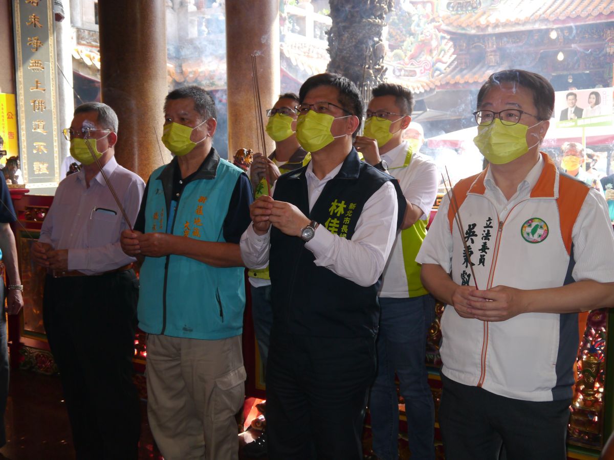 ▲林佳龍與立委吳秉叡及同黨市議員候選人前往新莊地藏庵參香，受訪表示現在就像是籃球賽下半場，全力衝刺爭取逆轉勝。（圖 ／記者吳嘉億攝，2022.9.21）