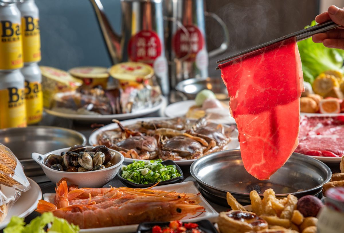 ▲千葉火鍋吃到飽10月歡慶17週年祭出好康，只要身分證中2碼「1、7」，開鍋就能享85折優惠；10月當月壽星天秤座、天蠍座，持千葉火鍋VIP享味卡用餐下殺5折、同行好友也能打9折；一般壽星則有75折優惠。新千葉火鍋-西門町店更推出「蝦蟹控的天堂」回饋，只要點購649元的C餐，肥美秋蟹、淡菜、天使紅蝦、草蝦、海大蝦無限吃。（圖／翻攝自千葉火鍋FB）