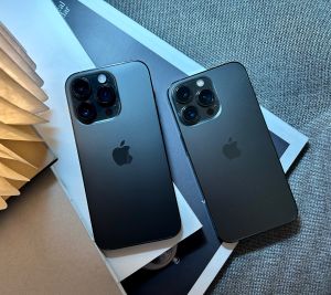 iPhone 14 Pro、iPhone 13 Pro(圖/記者周淑萍攝) ▲iPhone 14 Pro、iPhone 13 Pro(圖/記者周淑萍攝)