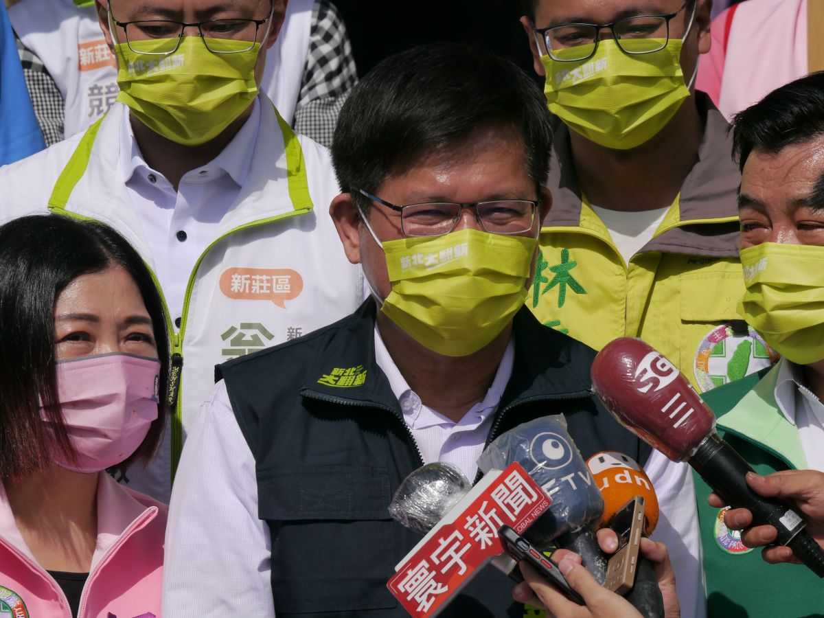 ▲林佳龍與立委吳秉叡及同黨市議員候選人前往新莊地藏庵參香，受訪表示侯友宜「硬漢無情」，總是說「好好做事」就像馬英九「謝謝指教」的仗勢跟驕傲態度。（圖 ／記者吳嘉億攝，2022.9.21）