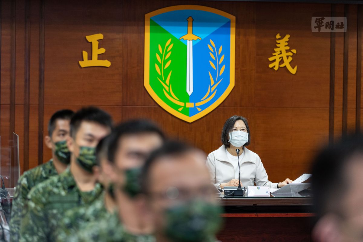 ▲蔡英文聽取國軍支援0918震災救災執行簡報。（圖／軍聞社提供）