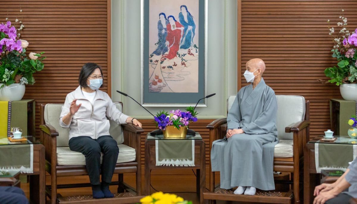 ▲總統蔡英文今日赴慈濟與證嚴法師會面。（圖／翻攝自蔡英文臉書）