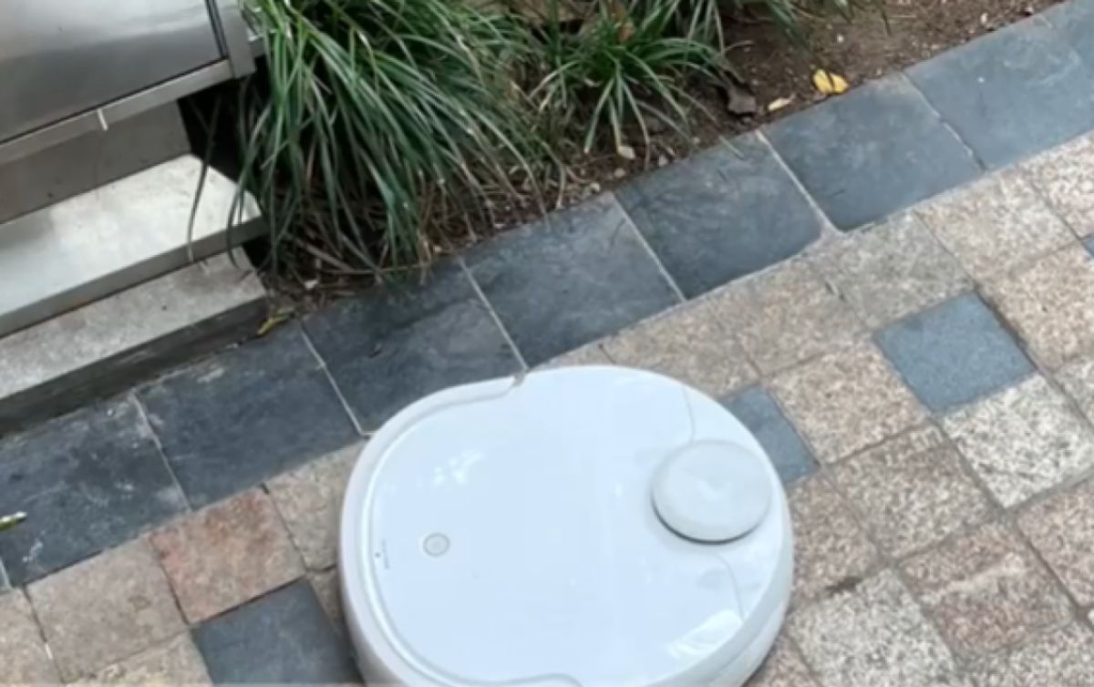 ▲住27樓的男子，在社區中庭驚見自家掃地機器人在打掃，回家看監視器後抓到喵元凶。（圖／微博：全景心視頻）