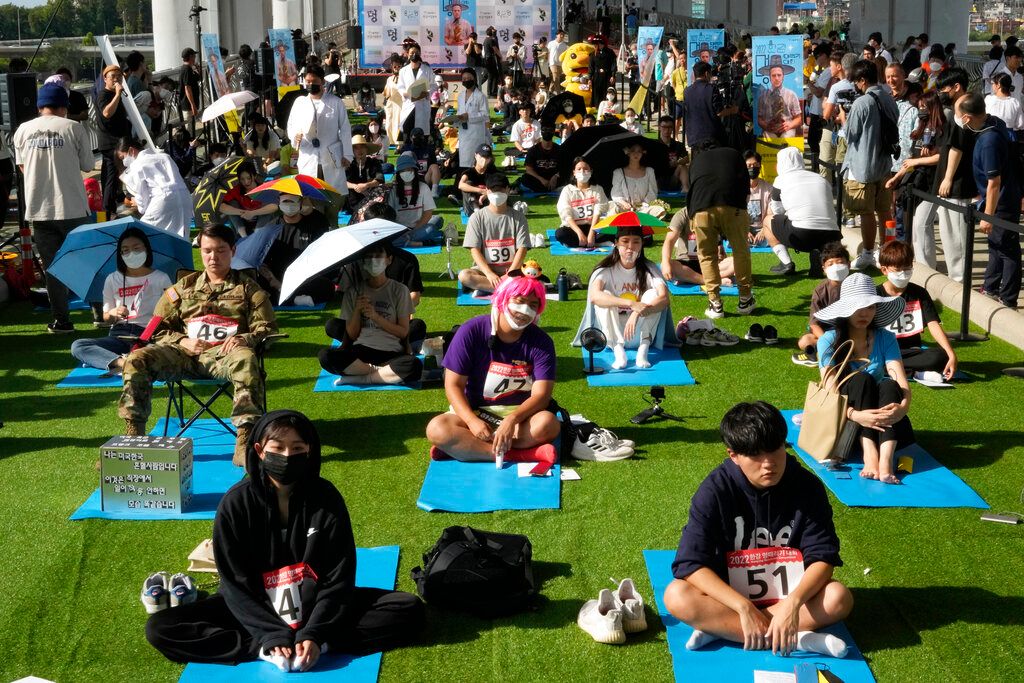 ▲韓國暌違3年再度舉辦「發呆大賽」，吸引4000人前來「放空」。（圖／美聯社／達志影像）