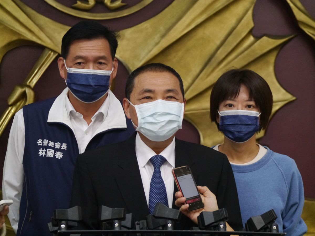 ▲面對對手陣營批評新北市在縣市競爭力總排名、經濟力和文教力等指標都在六都吊車尾，侯友宜受訪表示民調高高低低很正常，會繼續努力、繼續加油。（圖 ／記者吳嘉億攝，2022.9.21）