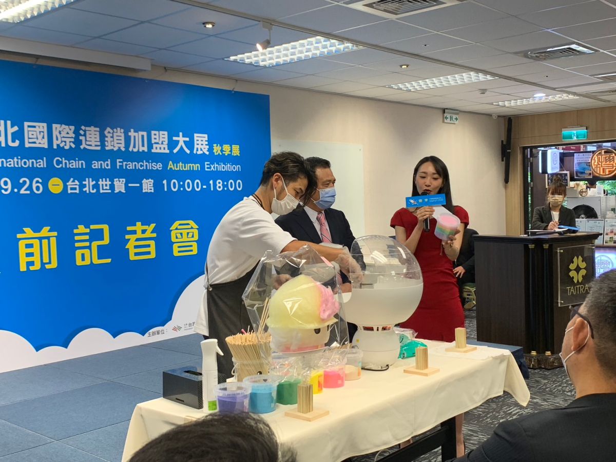 ▲台日聯手打造棉花糖職人品牌，圖為來自日本沖繩的職人師傅現場製作棉花糖。（圖／記者汪睿琦攝）