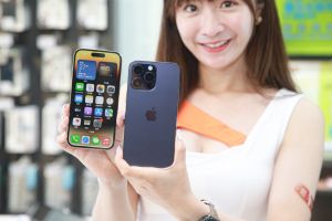 ▲蘋果上周在台開賣新機,不過iPhone 14買氣爆冷,反而是近3.5萬元起跳的iPhone 14 Pro系列賣到一機難求。(圖/記者葉政勳攝) ▲蘋果上周在台開賣新機,不過iPhone 14買氣爆冷,反而是近3.5萬元起跳的iPhone 14 Pro系列賣到一機難求。(圖/記者葉政勳攝)
