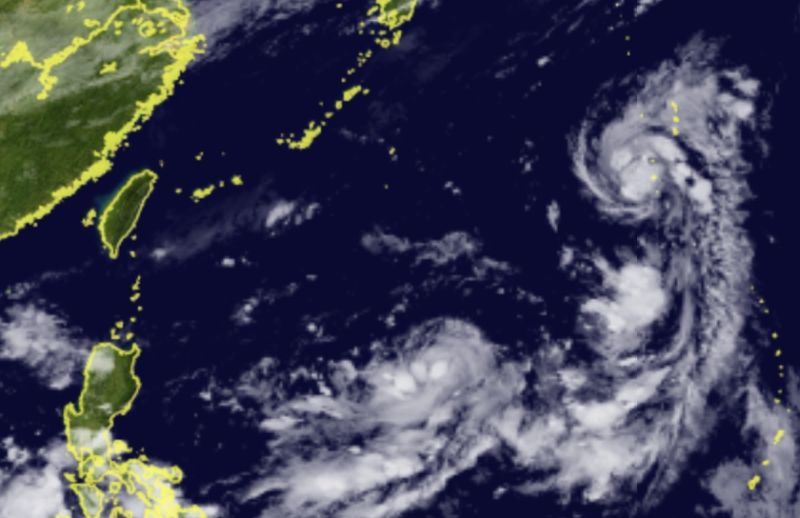▲台灣上空雲量並不多,降雨不明顯,菲律賓東方海面上和南海附近各有一個熱帶擾動在醞釀,未來有機會發展成為颱風。(圖/翻攝自向日葵8號衛星)