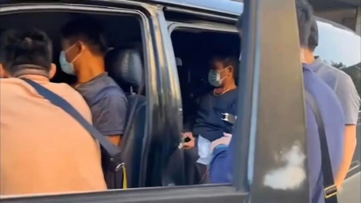 ▲專勤隊員圍捕攔車查獲數名失聯移工。（圖／移民署提供）