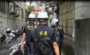 ▲移民署台北市專勤隊員將失聯移工帶回查處。（圖／移民署提供）