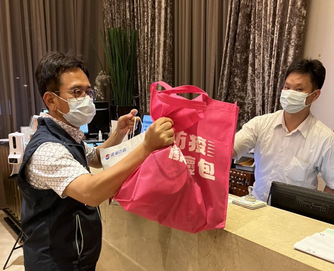 ▲新竹市龍山里里長張文興協助領送防疫關懷包。（圖/張文興團隊提供）