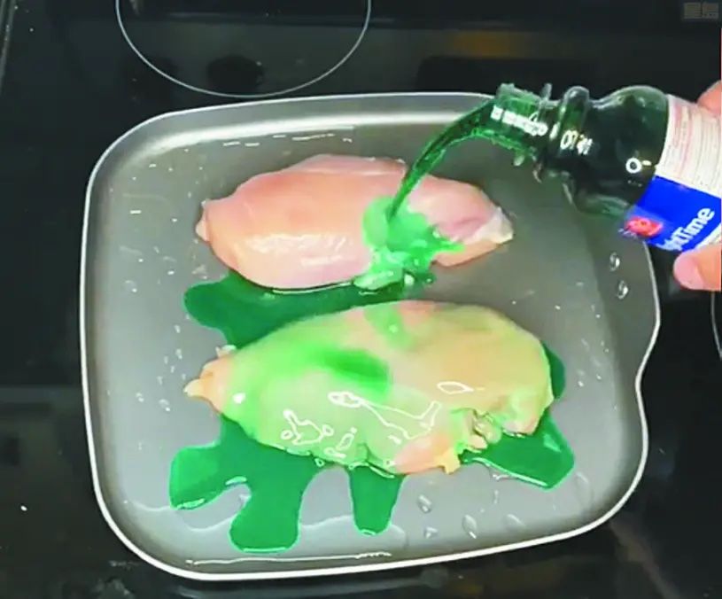 ▲近期國外網友流行用感冒藥水「NyQuil」煎雞胸肉的挑戰活動，但美國FDA警告，指出這項活動可能會危及生命。（圖／翻攝自TikTok）