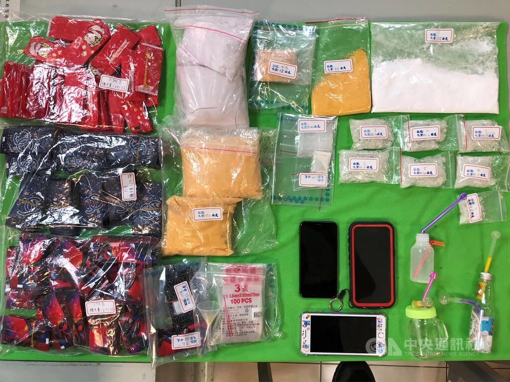 ▲首頁 / 社會新北刑大民國110年9月在烏來製毒工廠逮捕張姓製毒師傅，今年8月循線再逮捕張姓主嫌，並破獲毒品分裝工廠，起獲安非他命227公克，毒品咖啡548包、毒品咖啡包原料1775公克、封口機及藥鏟等證物。（圖／中央社）