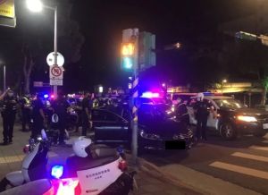 台北士林官邸附近驚傳搶劫,警方出動大批警力,攔截黑色轎車與嫌犯。(圖/翻攝畫面) ▲台北士林官邸附近驚傳搶劫,警方出動大批警力,攔截黑色轎車與嫌犯。(圖/翻攝畫面)