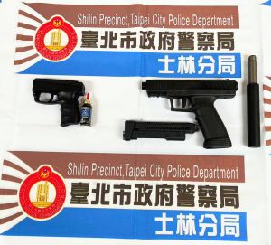 ▲警方在范男車內起獲鎮暴槍、辣椒水等。(圖/翻攝畫面) ▲警方在范男車內起獲鎮暴槍、辣椒水等。(圖/翻攝畫面)