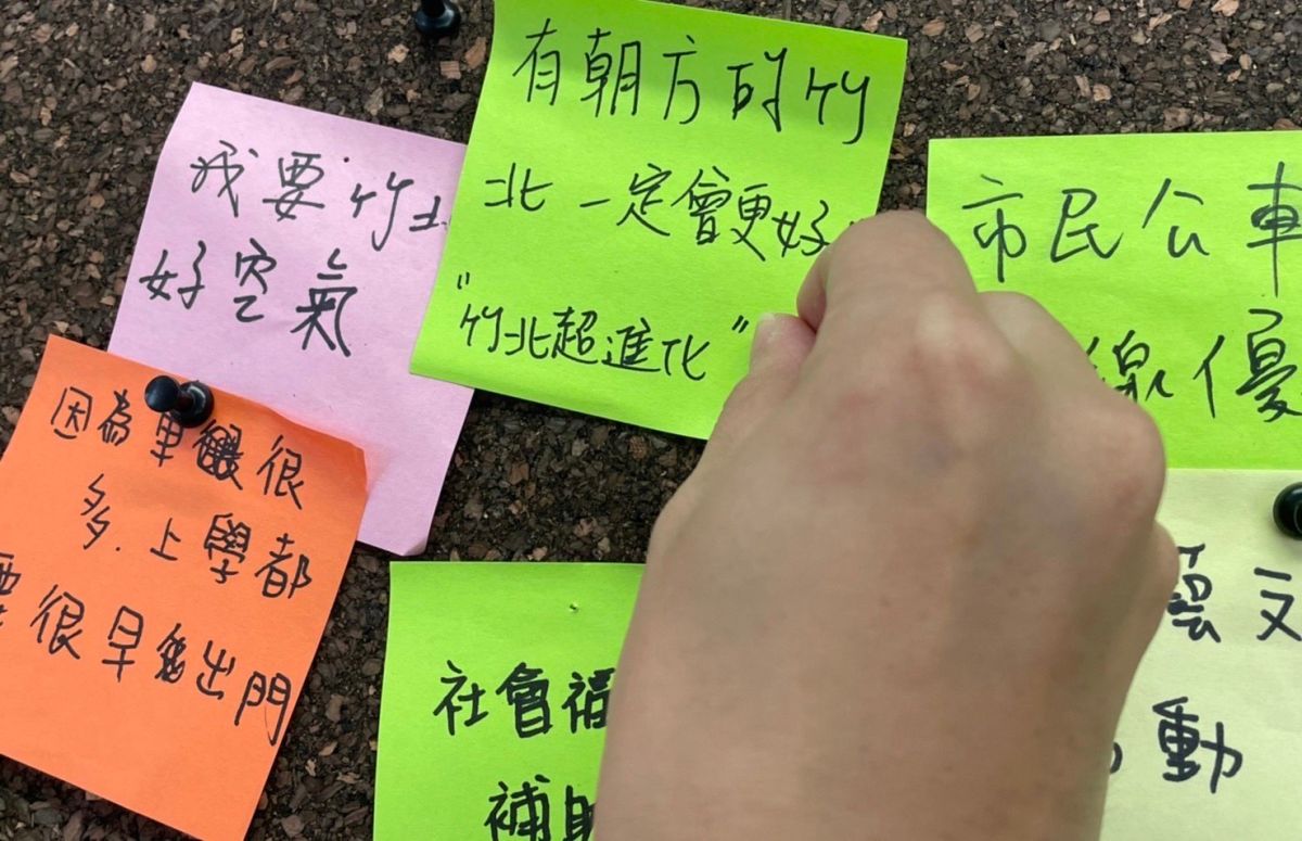 ▲新竹縣竹北市長候選人鄭朝方的超進化胖卡，推出願景便利貼活動。（圖/鄭朝方團隊提供）