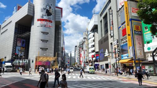 疫後日本的遊客大減,平日上午的澀谷,購物遊客寥寥無幾。 ▲疫後日本的遊客減少,平日上午的澀谷,購物遊客寥寥無幾。(圖/記者李琦瑋攝,2022.09.16)