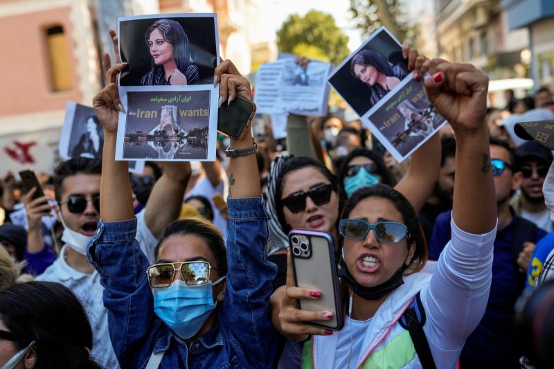 ▲伊朗少女艾米尼之死引發全國抗議浪潮，示威延燒3個多星期，伊朗當局採取暴力鎮壓。資料照。（圖／美聯社／達志影像）