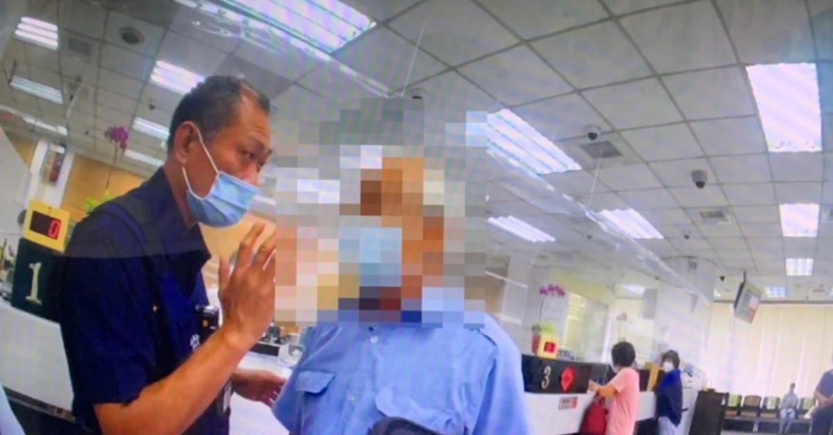 ▲林姓老翁日前前往苓雅區某銀行欲匯款新臺幣５萬元投資通訊軟體內群組的股票，所幸經轄區苓雅分局員警耐心解釋後成功保住辛苦存下來的養老金。（圖／記者郭凱杰翻攝）