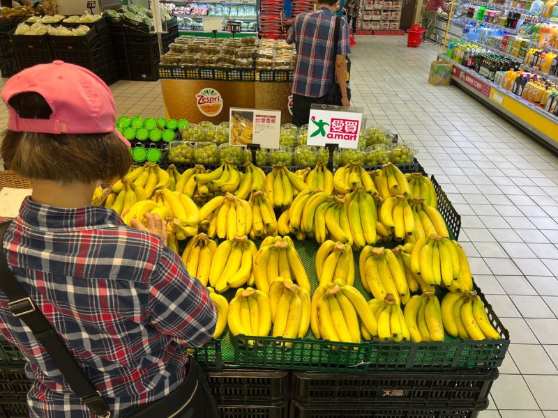 ▲量販業者推出本土香蕉促銷活動，愛買台灣香蕉每台斤特價15元。全聯即日起每袋33元，用小時達外送加贈50福利點。（圖／愛買提供）