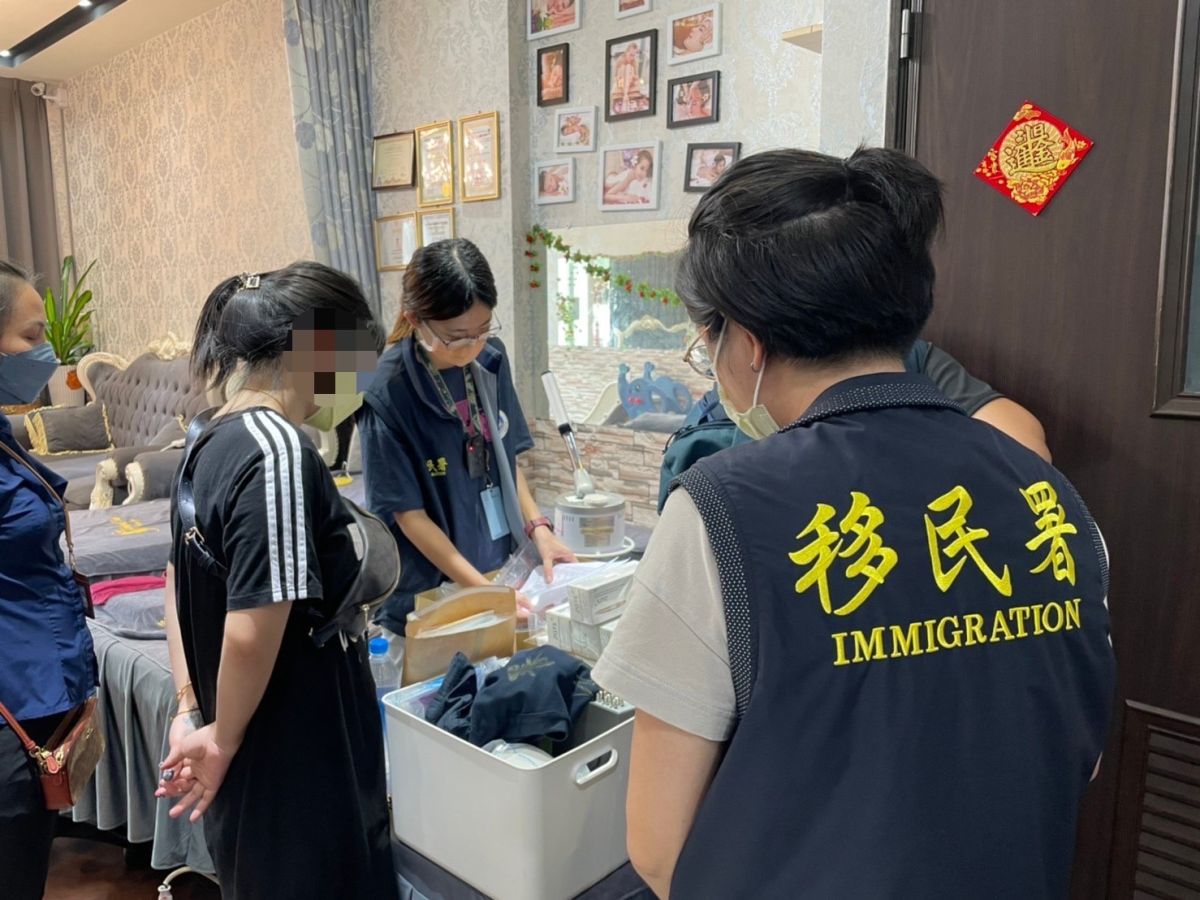 ▲移民署南區事務大隊高雄市專勤隊接獲情資，高雄市小港區某越配經營的美甲美睫店疑似非法從事整形密醫行為，執行搜索並拘提嫌疑人到案。（圖／翻攝畫面）