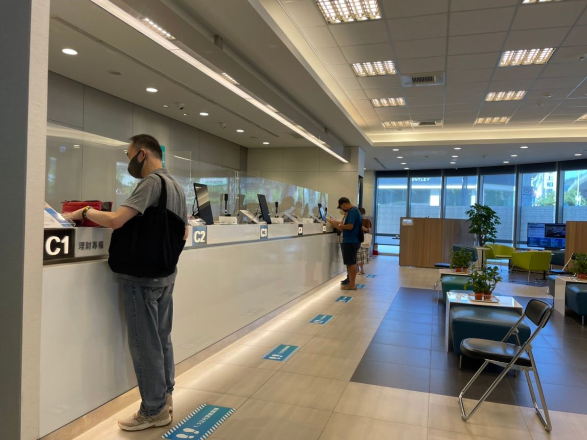 ▲外界推測台灣央行將跟進升息半碼，房貸千萬每月還款可能增加3千元。專家建議，透過和銀行協商拉長繳款期，或是延長寬限期、還利不還本，拉長時間降低衝擊。（圖／台灣房屋提供）