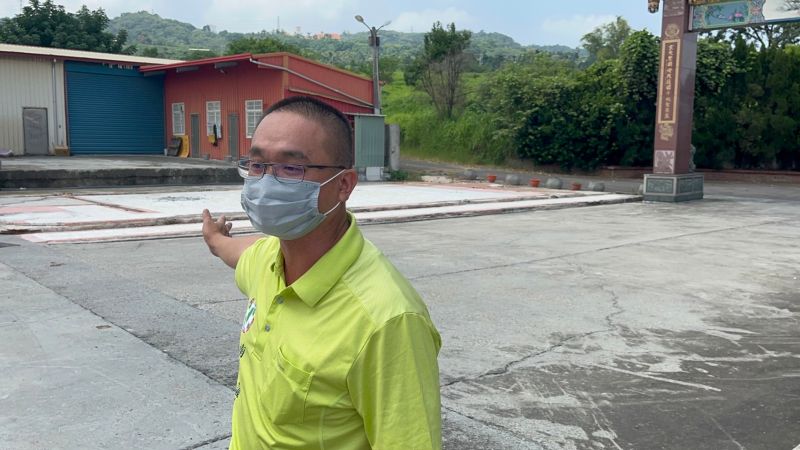 ▲南投縣議員候選人曾琮愷站在已被拆為平地的「招待所」前。(圖/蔡培慧競總提供,2022.09.22)