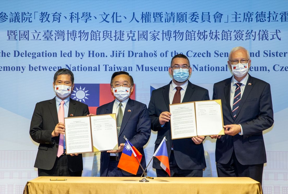 ▲文化部長李永得（左1）與捷克參議院「教育、科學、文化、人權暨請願委員會」主席德拉霍斯（右1）見證下，國立台灣博物館與捷克國家博物館締結姊妹館。（圖／文化部提供）